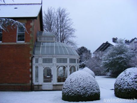 Liddington Hotel fountain